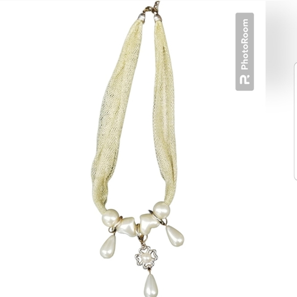 VINTAGE GOLDTONED MESH FABRIC NECKLACE WITH FAUX PEARL & GOLDTONE PENDANTS - Picture 3 of 6